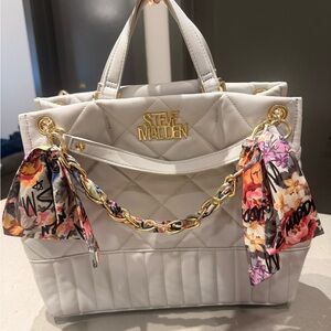 Steve Madden Bpoppi handbag in a gray/chalk color .